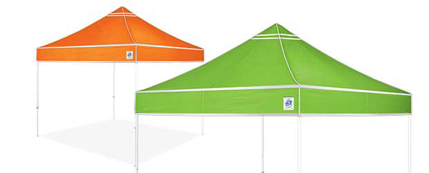 зелена шатра E-Z UP Hi-Viz® на преден план и оранжева на заден