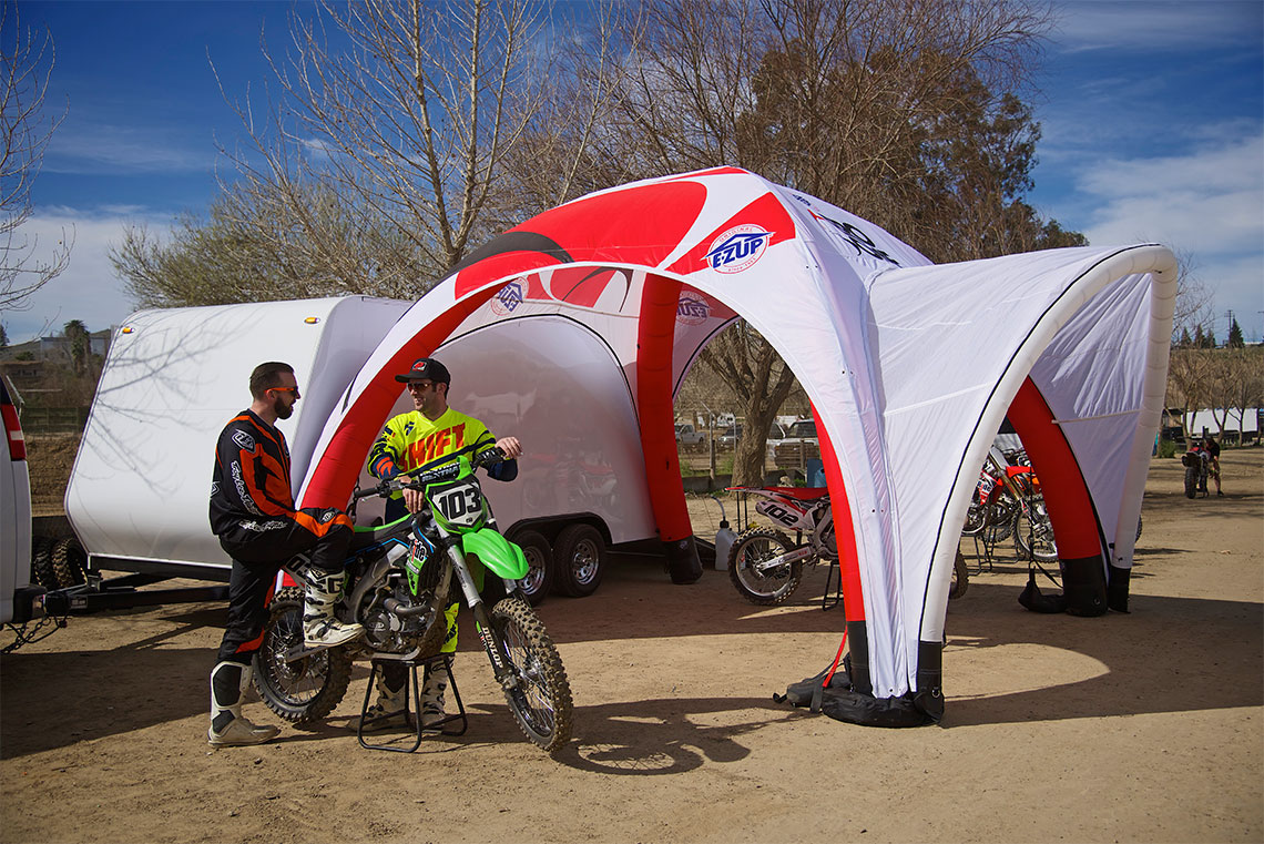 червена надуваема шатра E-Z UP Aero Dome™ на мотокрос състезание