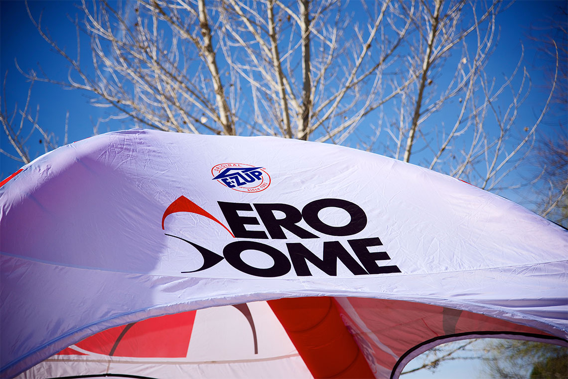 червена надуваема шатра E-Z UP Aero Dome™ детайл лого