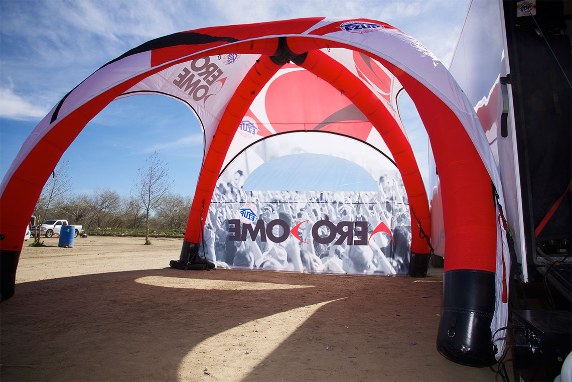 червена надуваема шатра E-Z UP Aero Dome™ поглед отвътре