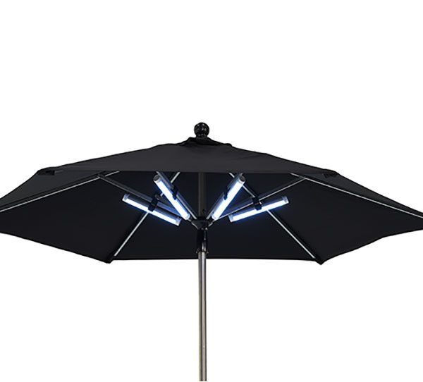 4 броя преносими лампи E-Z UP Event Light закачени под голям черен чадър