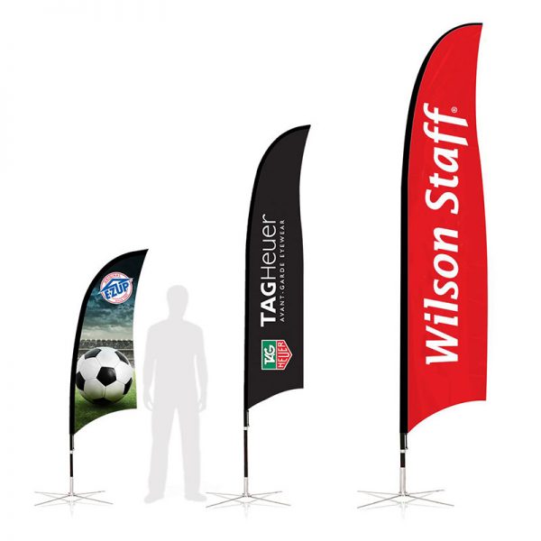 професионален рекламен флаг E-Z UP® Blade, в три размера, сравнени с човешки ръст