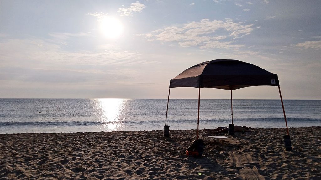 Сгъваема шатра за отдих E-Z UP® Dome® разпъната на морския бряг
