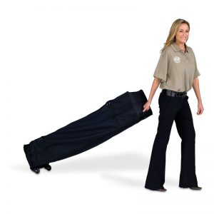 жена дърпа черна чанта с колелца за сгъваеми шатри E-Z UP® стандарт 6м.