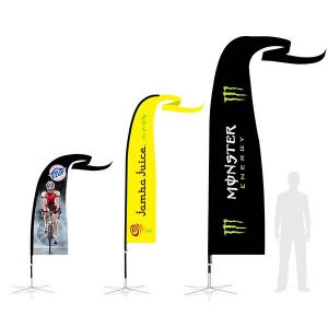 професионален рекламен флаг E-Z UP® Blade Plus Tail, в три размера, сравнени с човешки ръст
