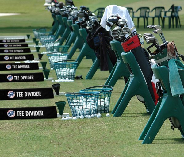 приложение на рекламните банери E-Z UP® Tee Divider на голф игрище