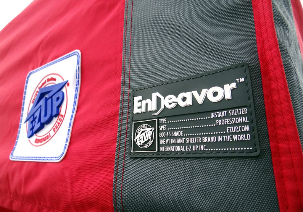 Професионална шатра E-Z UP® Endeavor детайл с релефно лого и етикет