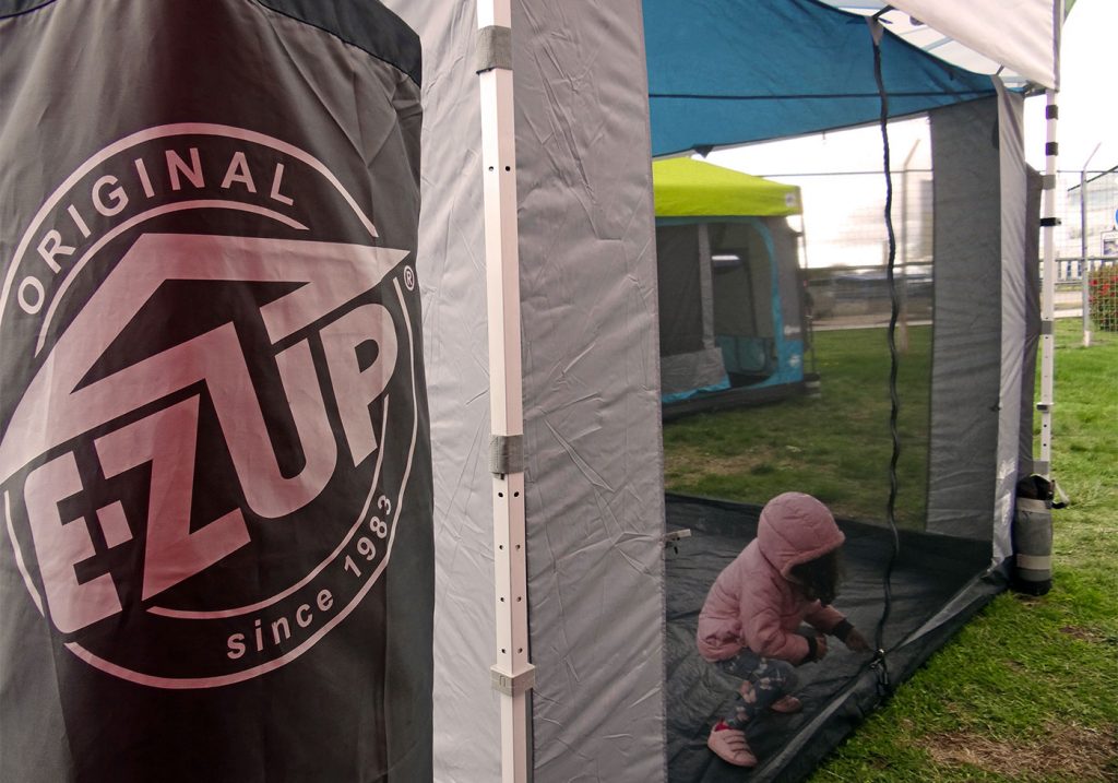 Скрийн куб и рамката на професионална шатра E-Z UP® Eclipse на преден план