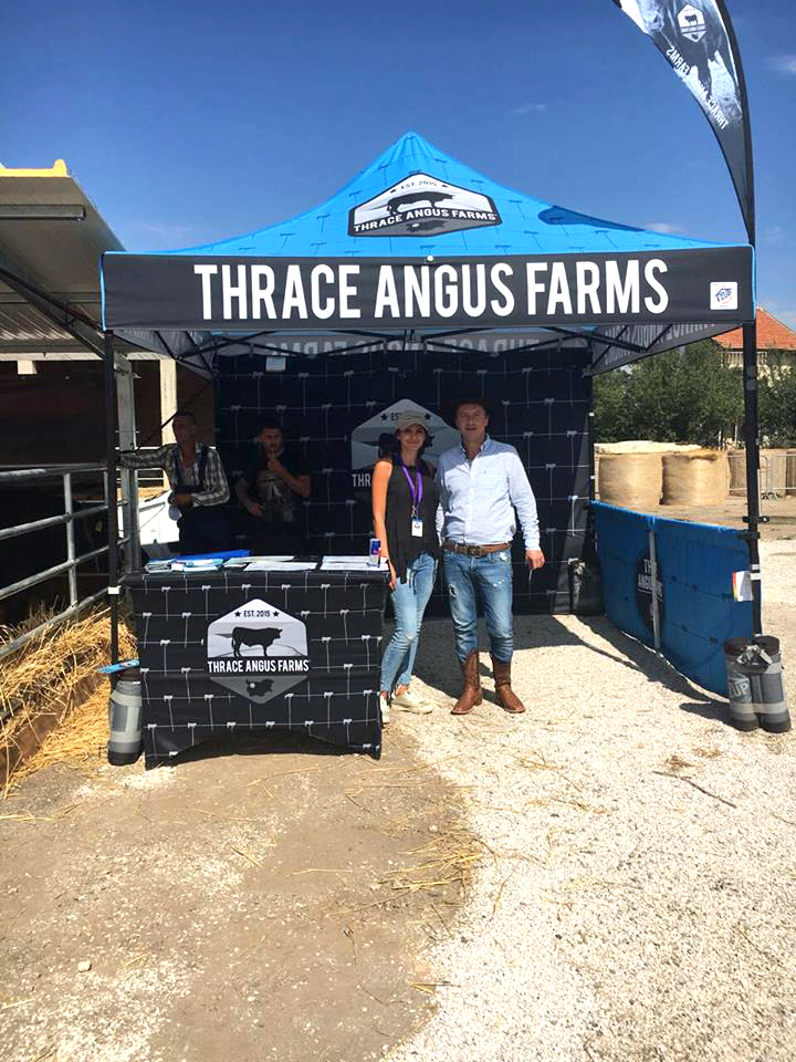 Брандираната шатра E-Z UP® и екипът на Trace Angus Farms