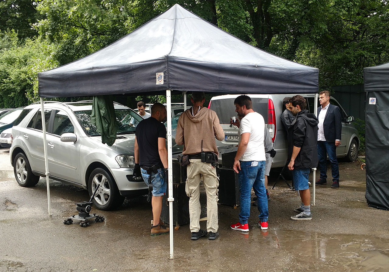 Снимачен екип се пази от дъжда под професионална шатра E-Z UP®