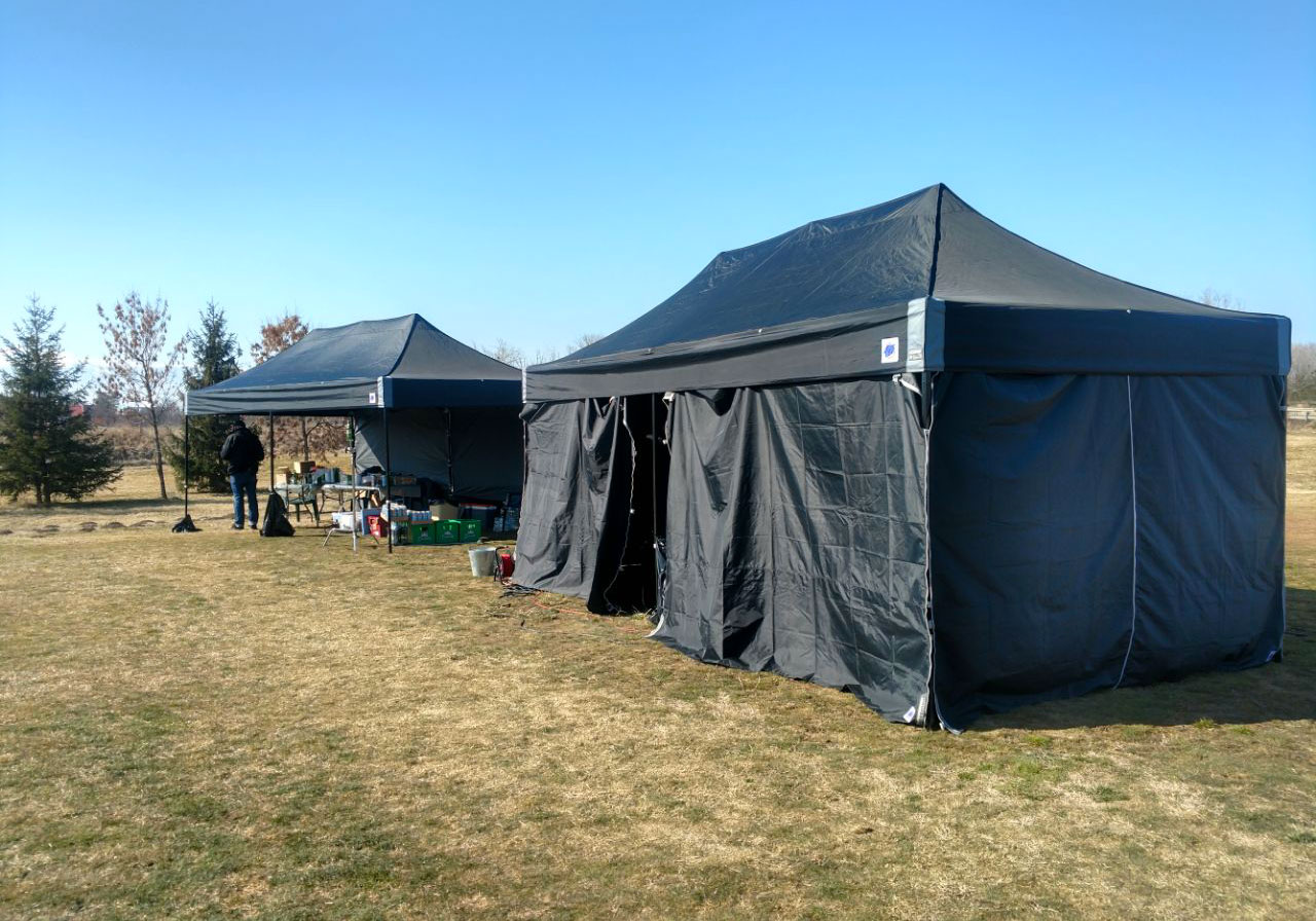 Два броя шест метрови черни шатри E-Z UP® Eclipse™ 3x6м. на снимачен терен.