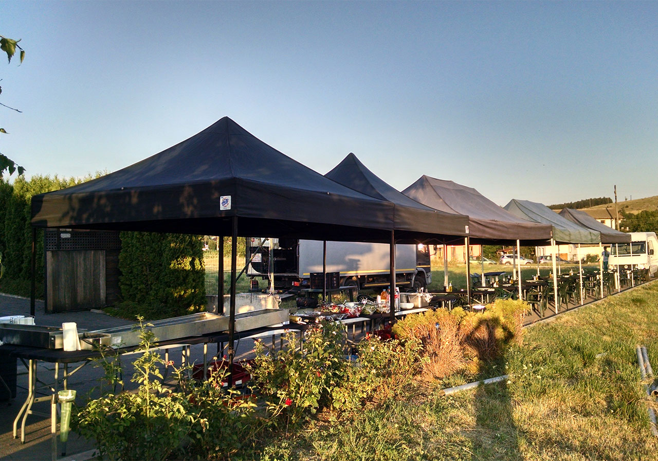 Компзиция от три и шест-метрови шатри E-Z UP® Eclipse за един голям кетъринг обяд на сянка