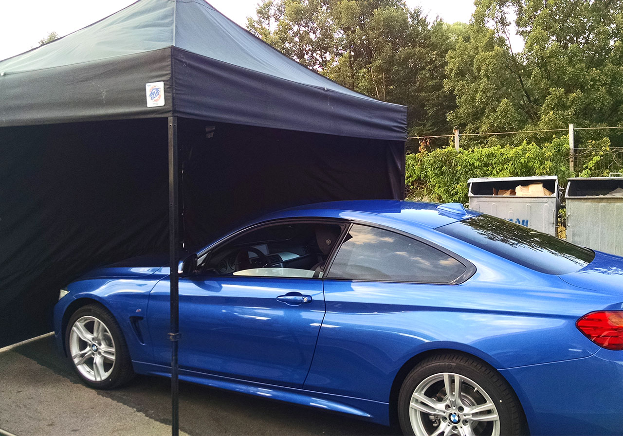 Плътна черна шатра от Шелтърс България с нов модел синьо BMW