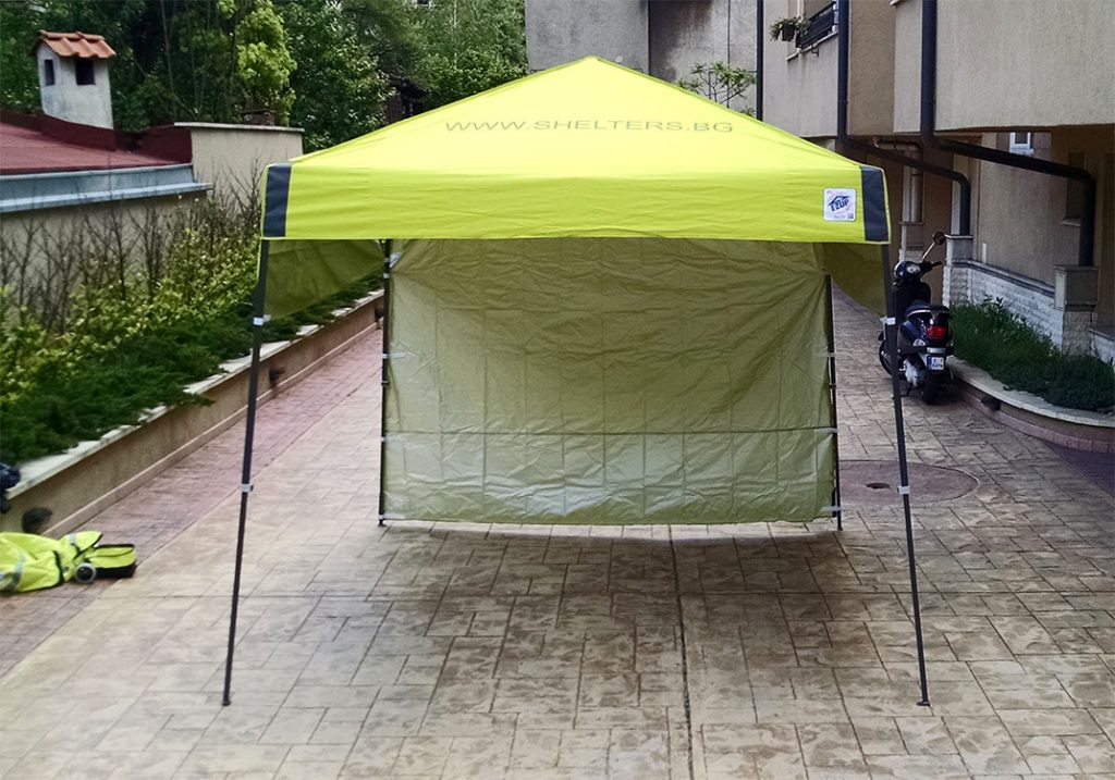 Зелена шатра E-Z UP® Vista™ на Shelters.bg разпъната