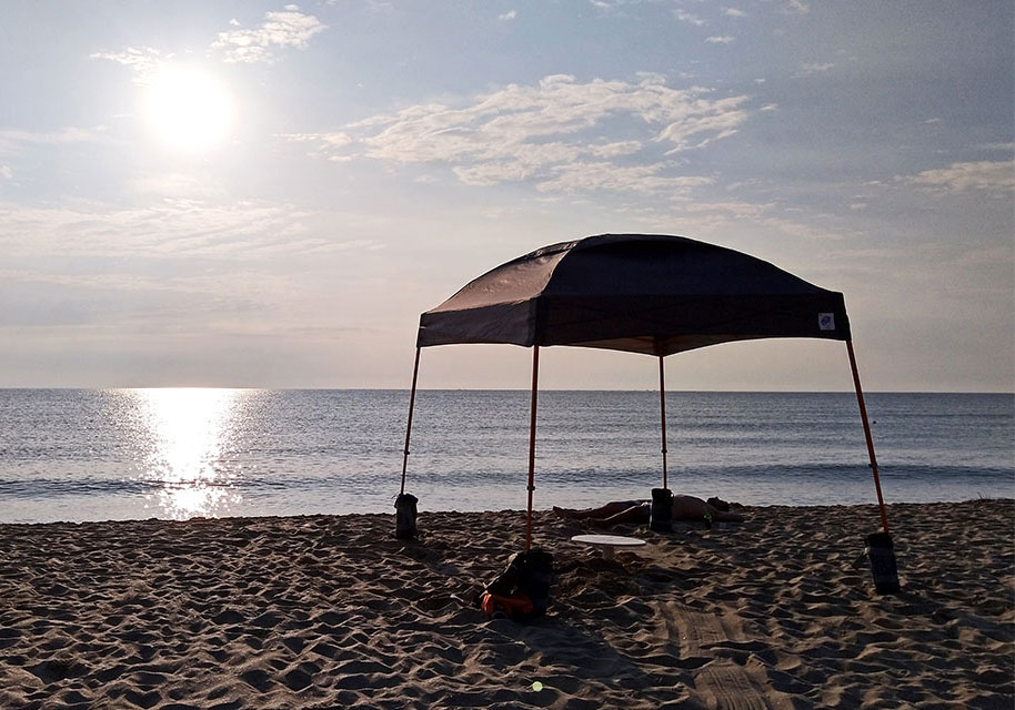 Шатра за отдих E-Z UP® Dome® разпъната на плажа